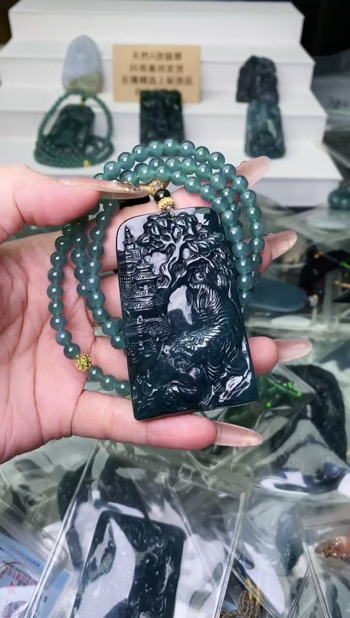 颈饰未镶嵌翡翠 