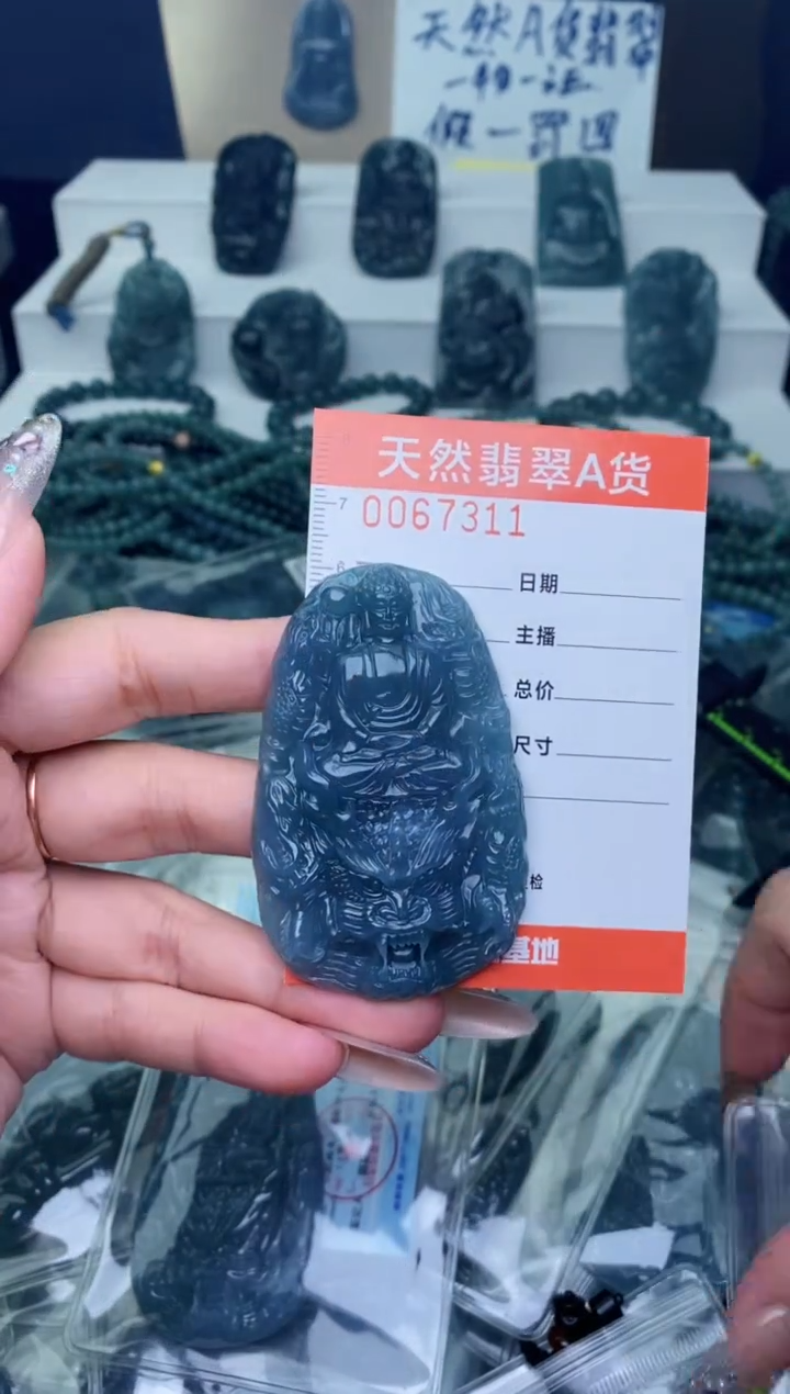 翡翠未镶嵌颈饰·········