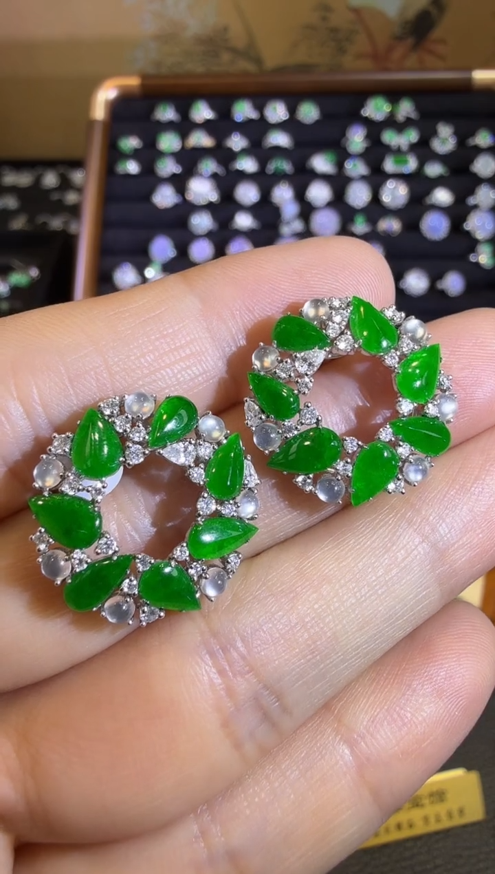 【闪购商品】翡翠耳饰18K金镶嵌满绿水滴蛋面耳钉