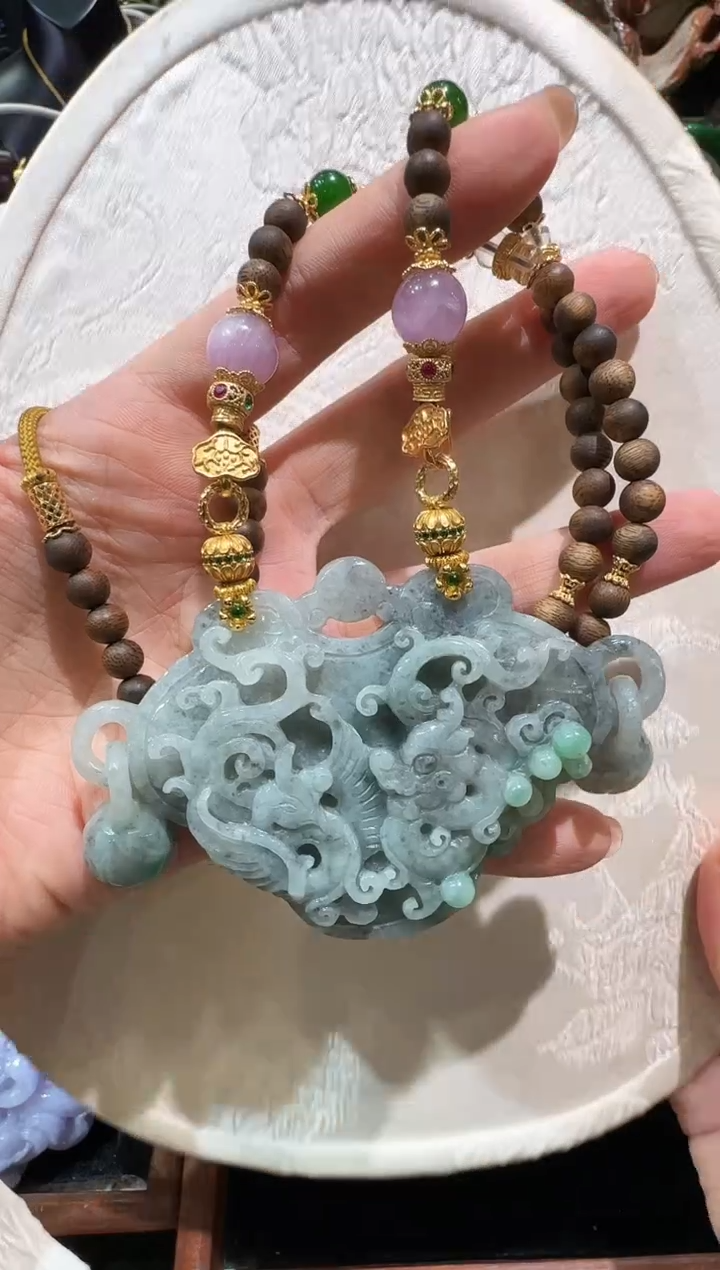 翡翠未镶嵌颈饰国风