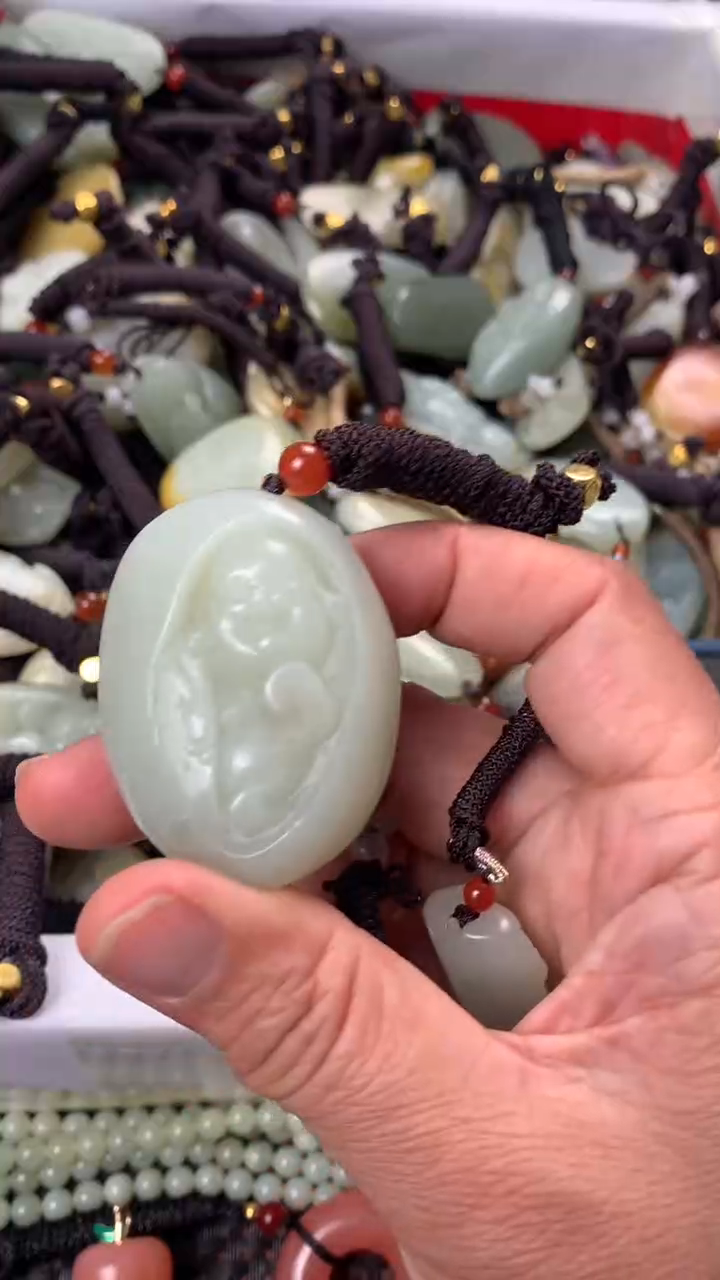 【闪购商品】和田玉颈饰未镶嵌多样性发货没有证书.拍一发一，有瑕