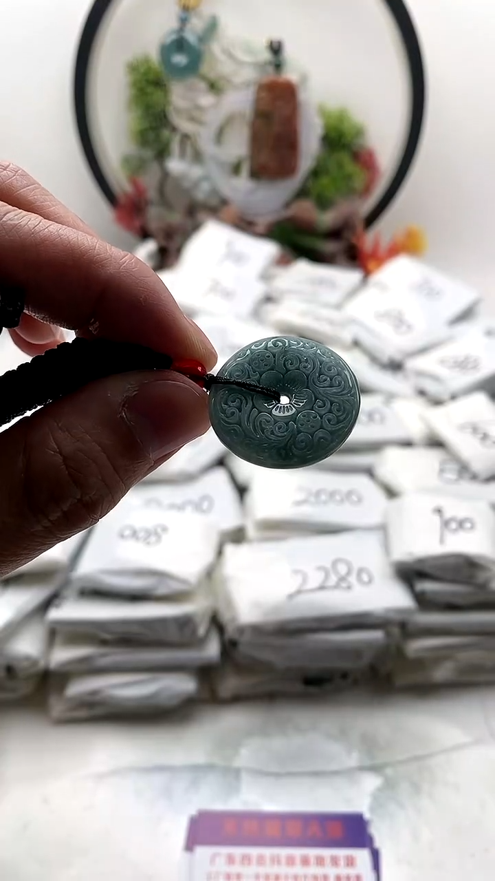 颈饰未镶嵌翡翠扣子1