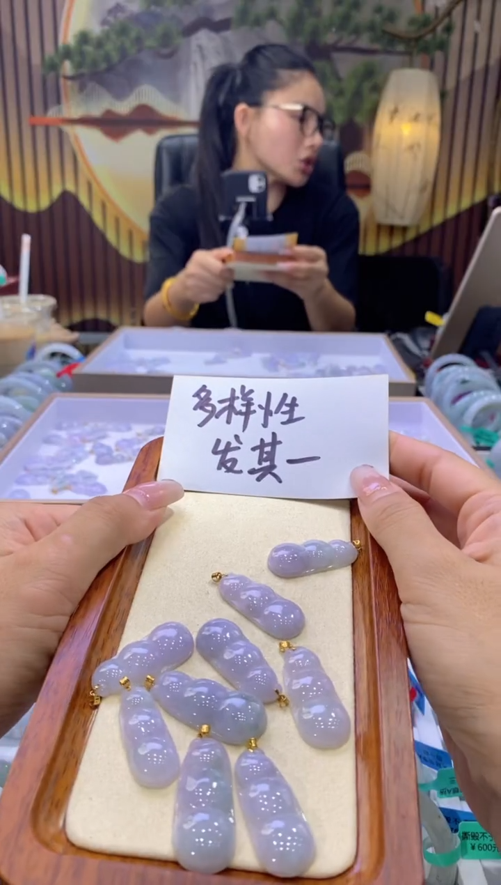 翡翠18K金镶嵌颈饰多样性仅发其一6369