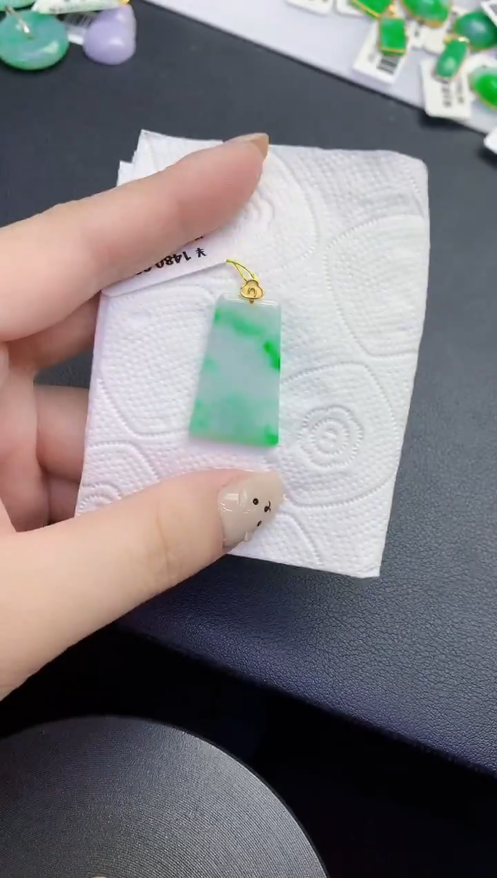 颈饰18K金镶嵌翡翠缅甸天然翡翠A货