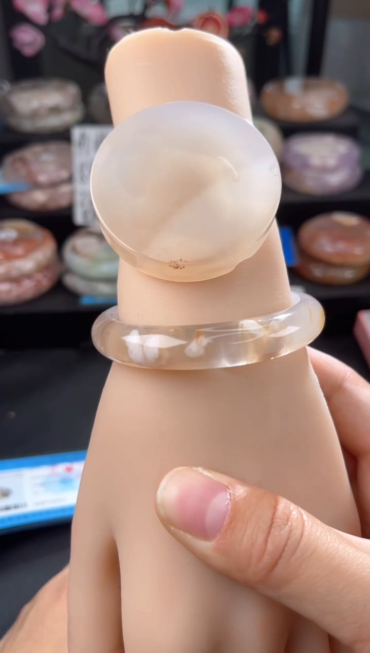 【闪购商品】石英质玉手镯未镶嵌52