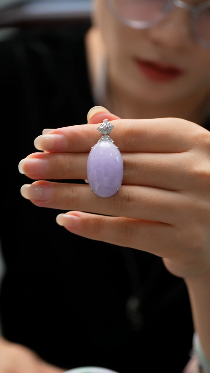 颈饰18K金镶嵌翡翠蛋面