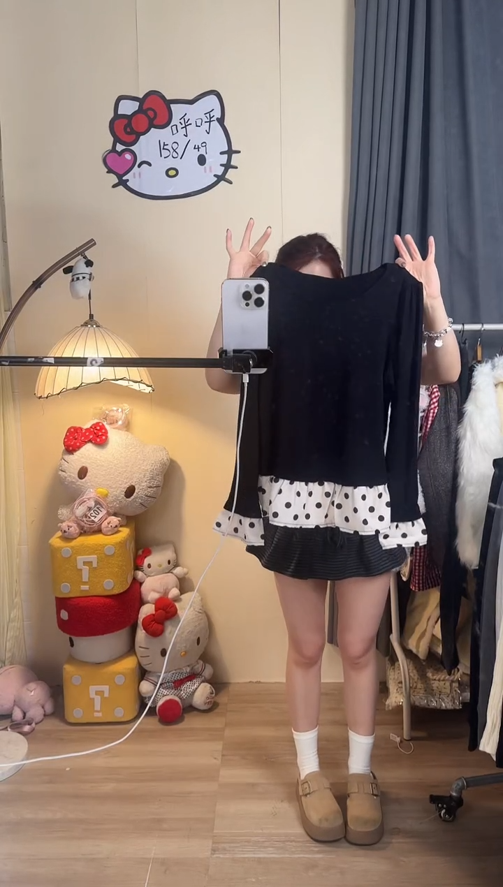 长袖黑色波点上衣