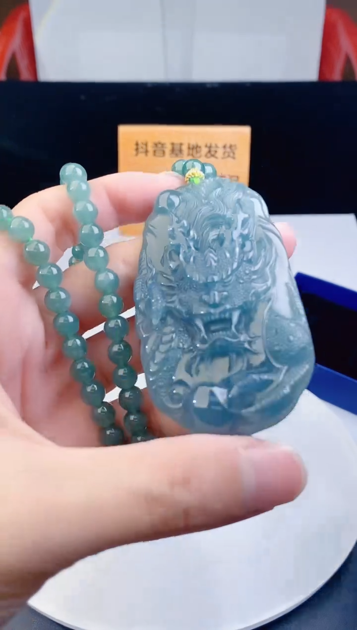 颈饰未镶嵌翡翠   