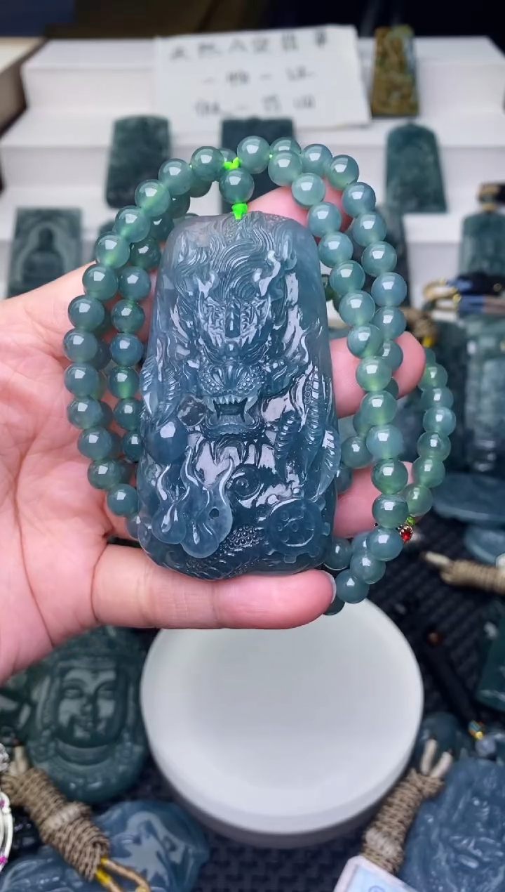 颈饰未镶嵌翡翠          