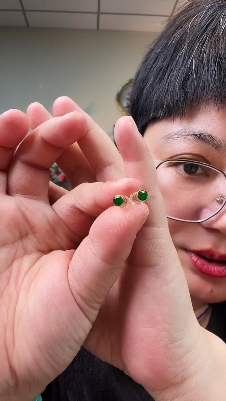 18K金镶嵌翡翠耳饰耳钉