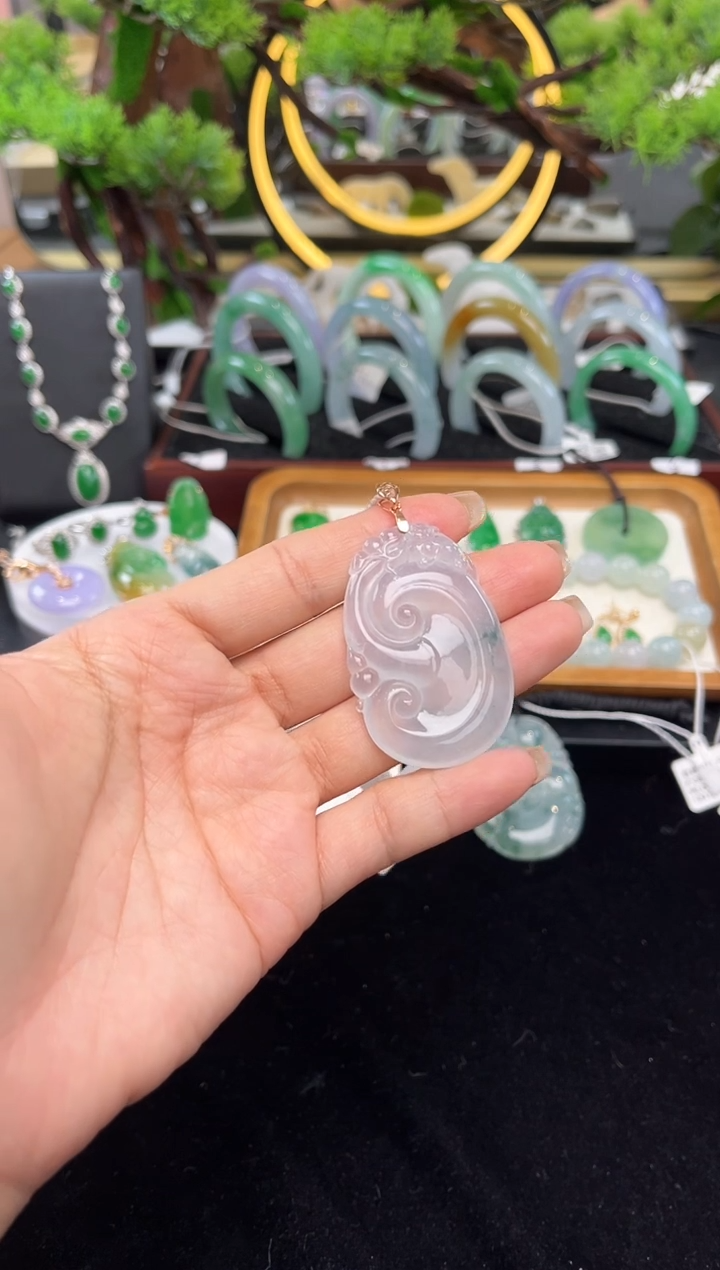 颈饰18K金镶嵌翡翠吊坠