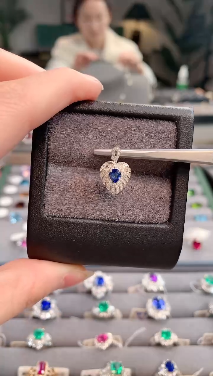 【闪购商品】蓝宝石吊坠(不含链)18K金镶嵌蓝宝石吊坠