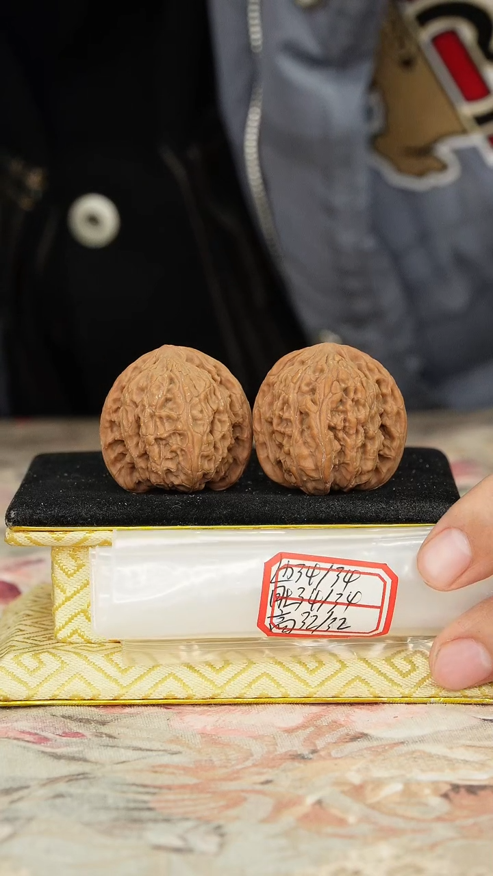 【闪购商品】文玩核桃把件密纹