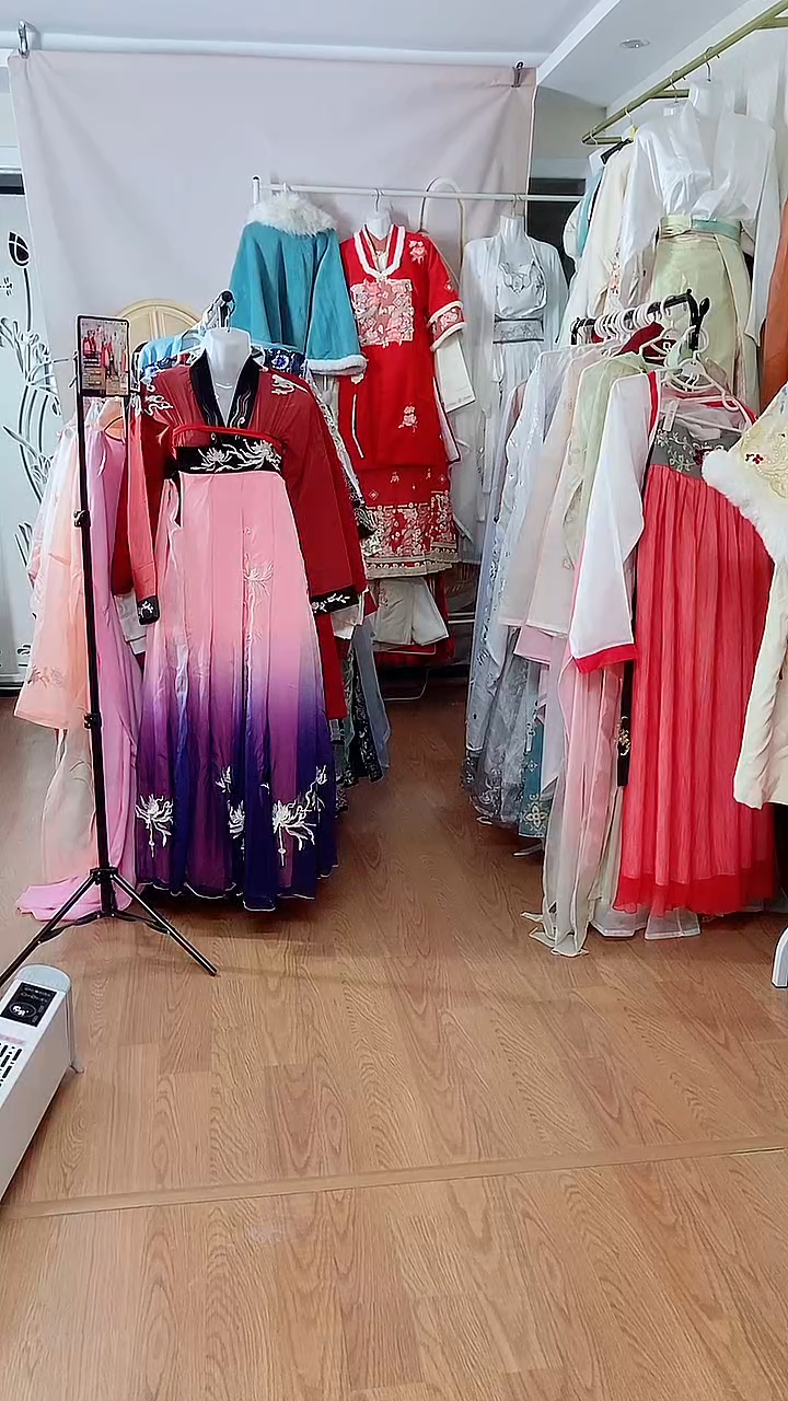 孤品汉服，品质特价，偶有微瑕，NO退NO换，介意勿拍