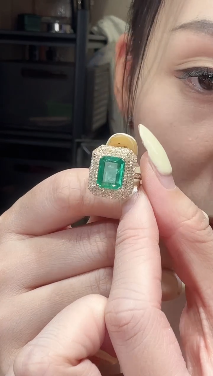 18K金镶嵌戒指祖母绿2.60ct