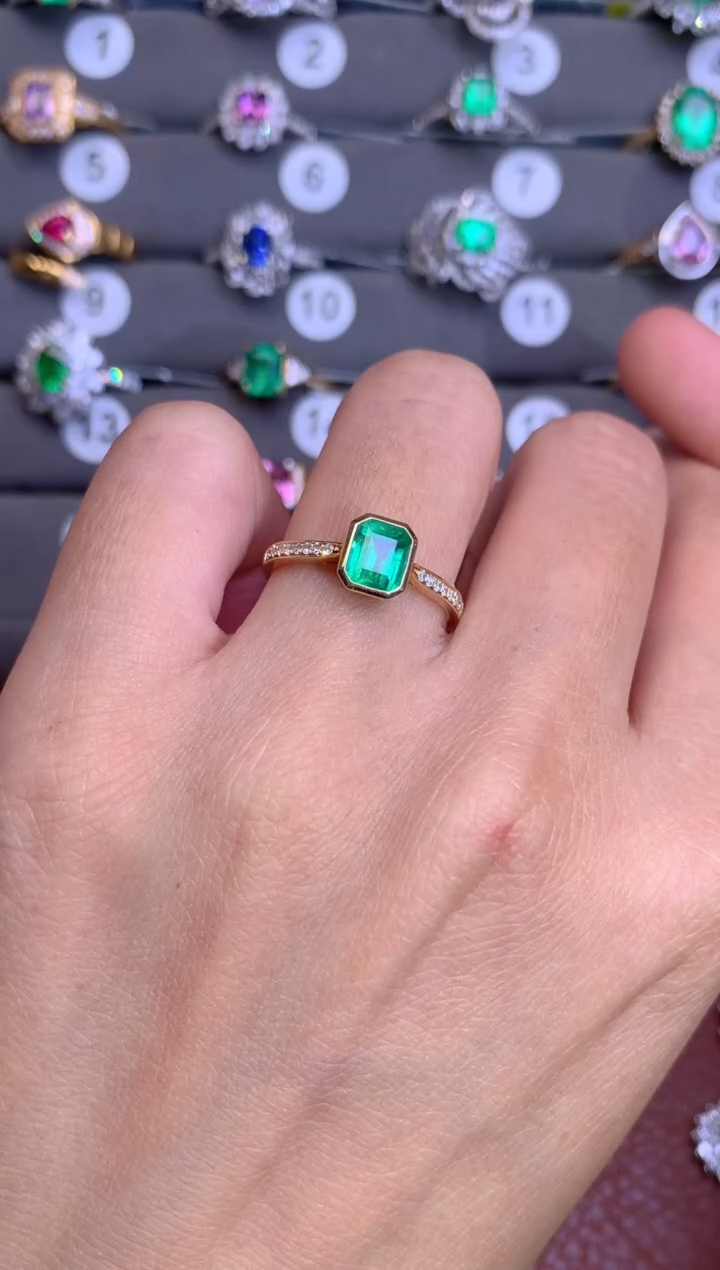 【闪购商品】祖母绿戒指18K金镶嵌0.85CT