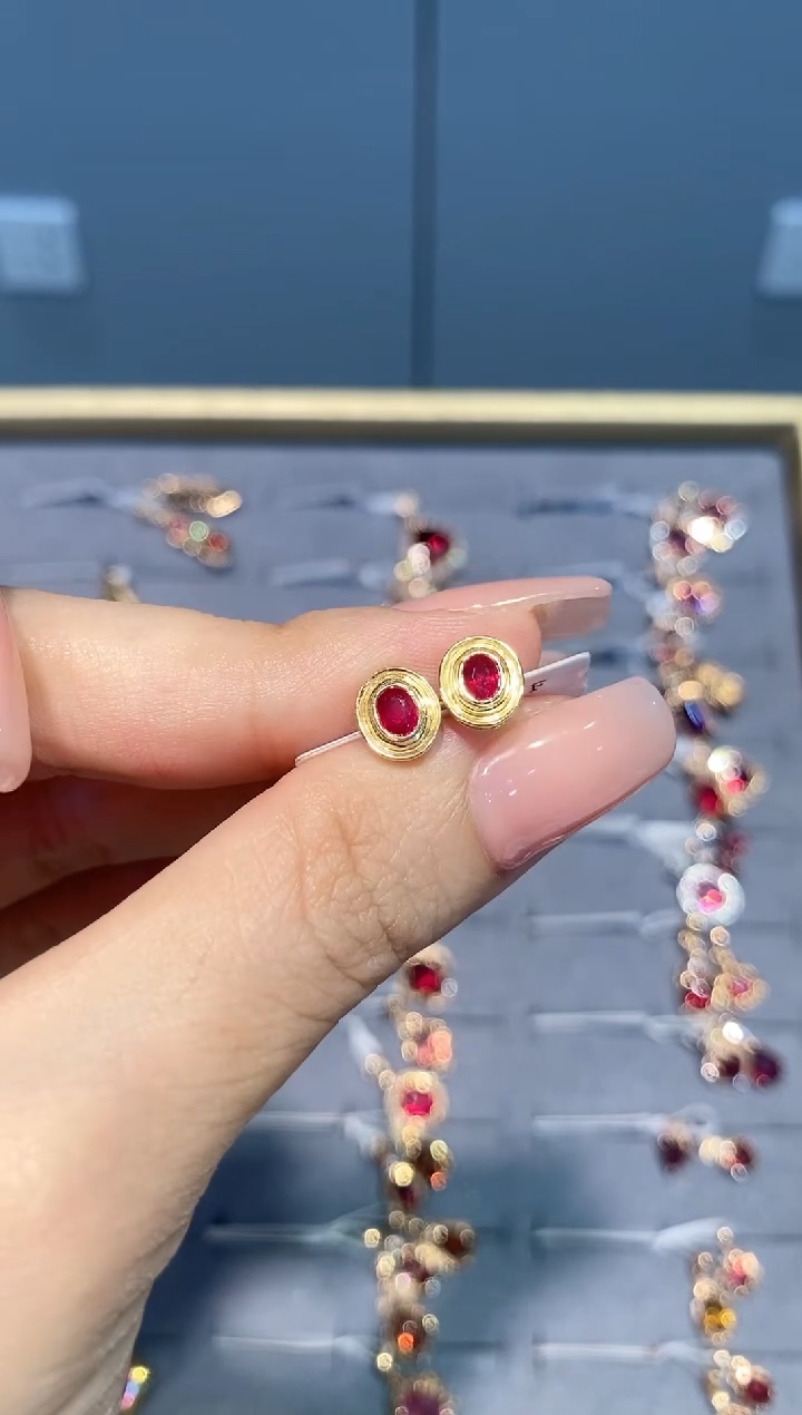 耳饰18K金镶嵌红宝石耳钉