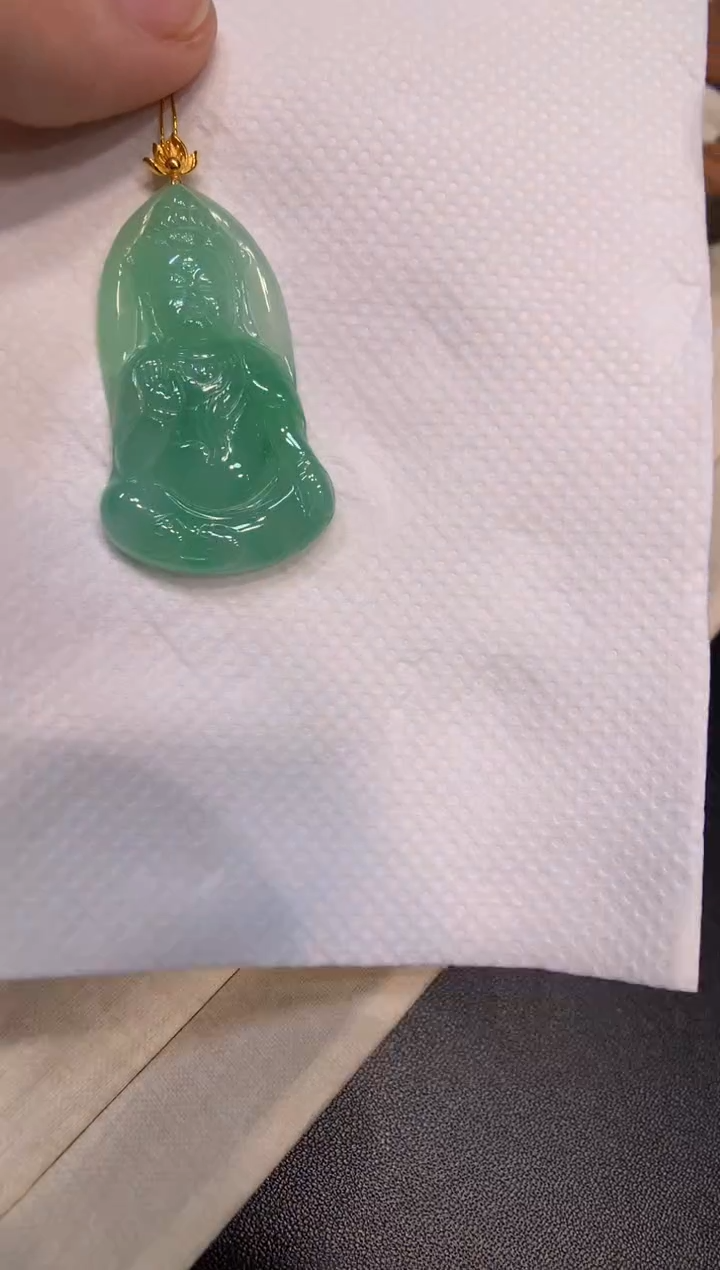 颈饰18K金镶嵌翡翠观音