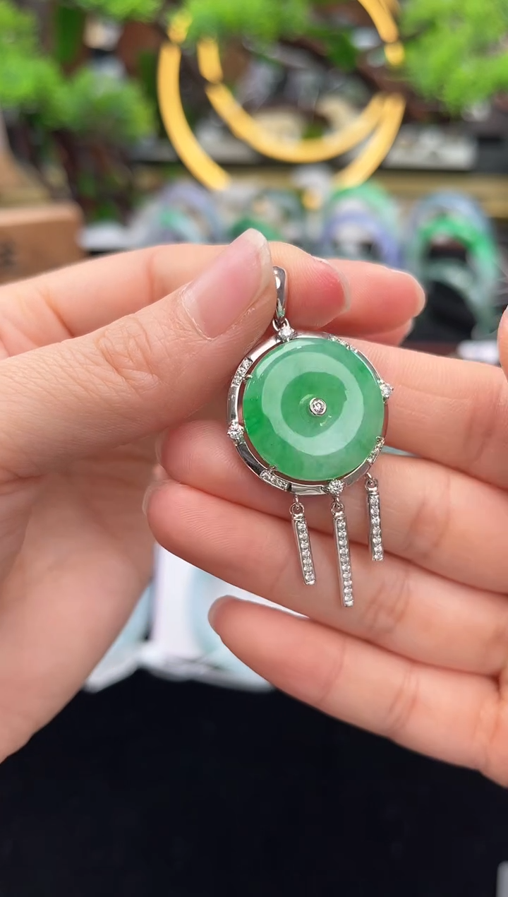 颈饰18K金镶嵌翡翠吊坠