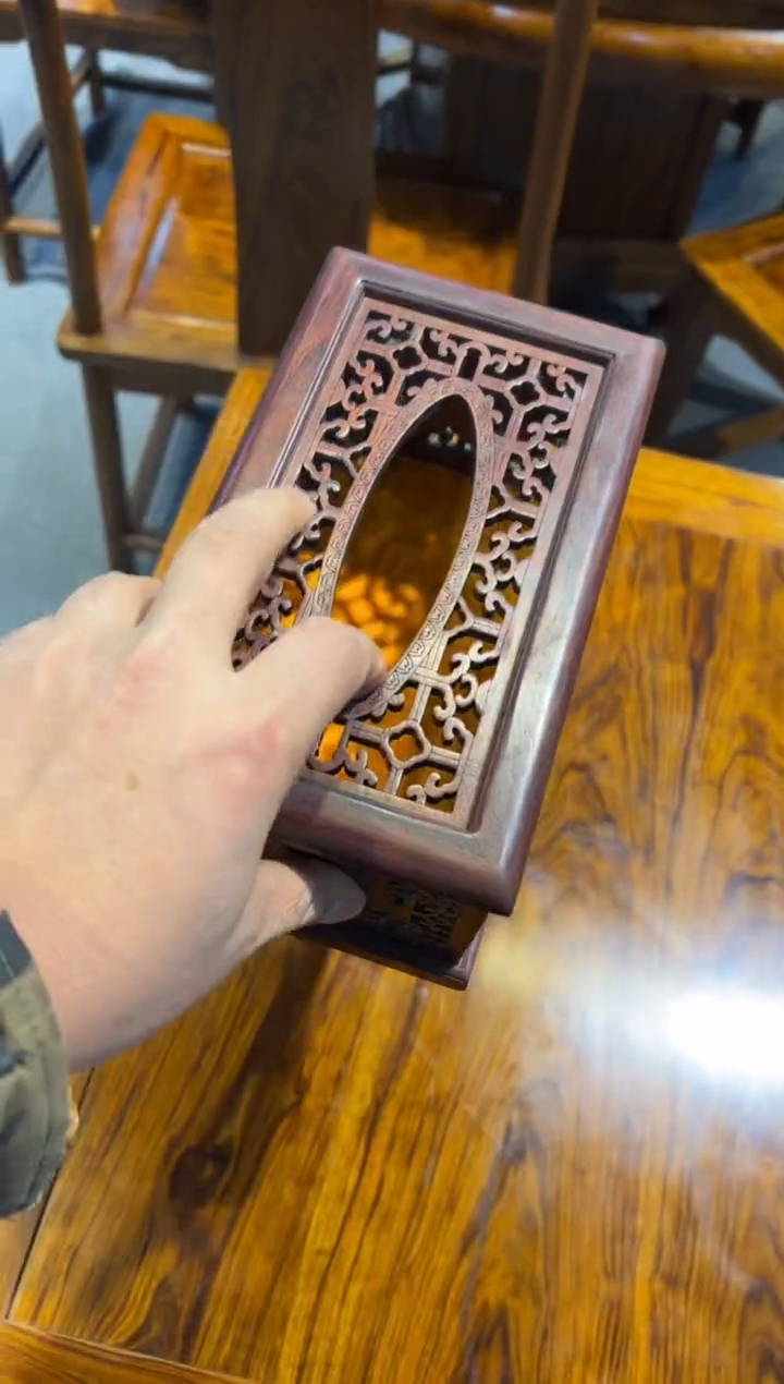 【闪购商品】花梨木类木雕纸巾盒一个