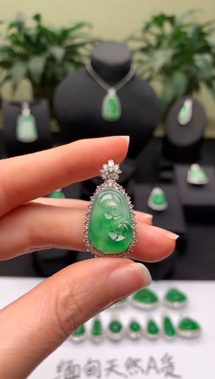 【闪购商品】翡翠颈饰18K金镶嵌如意