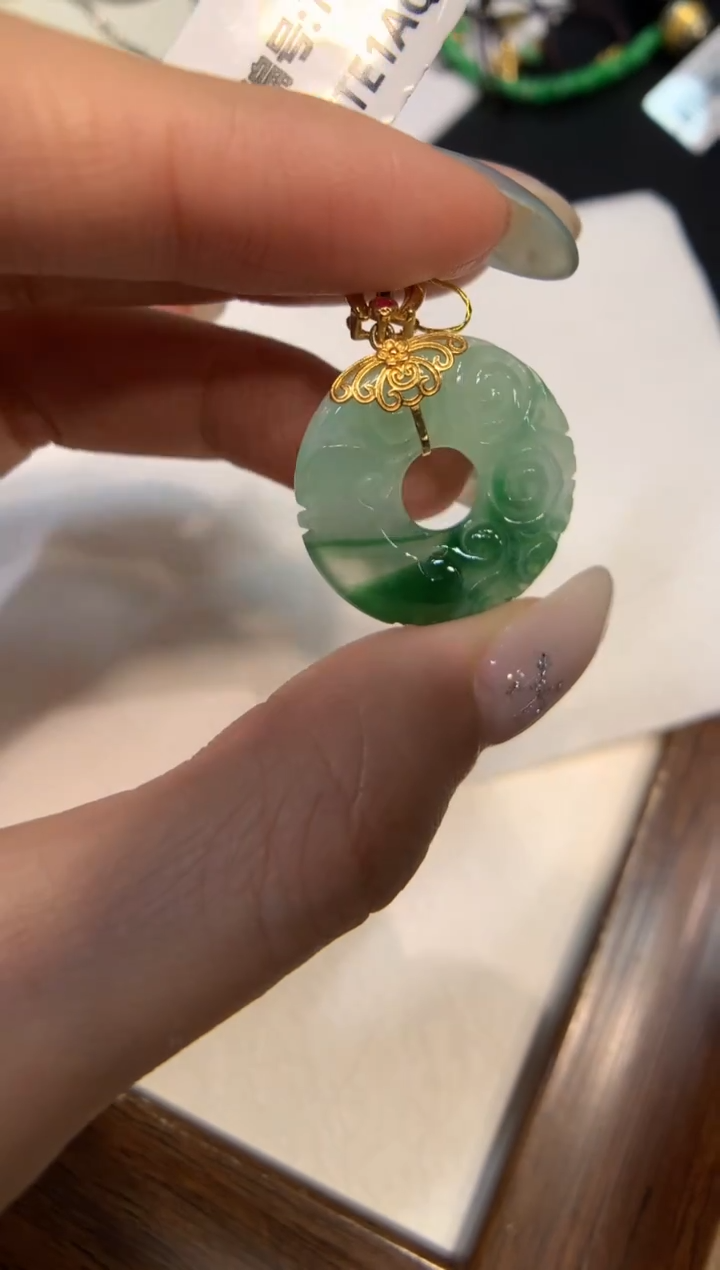 颈饰18K金镶嵌翡翠甜甜圈 