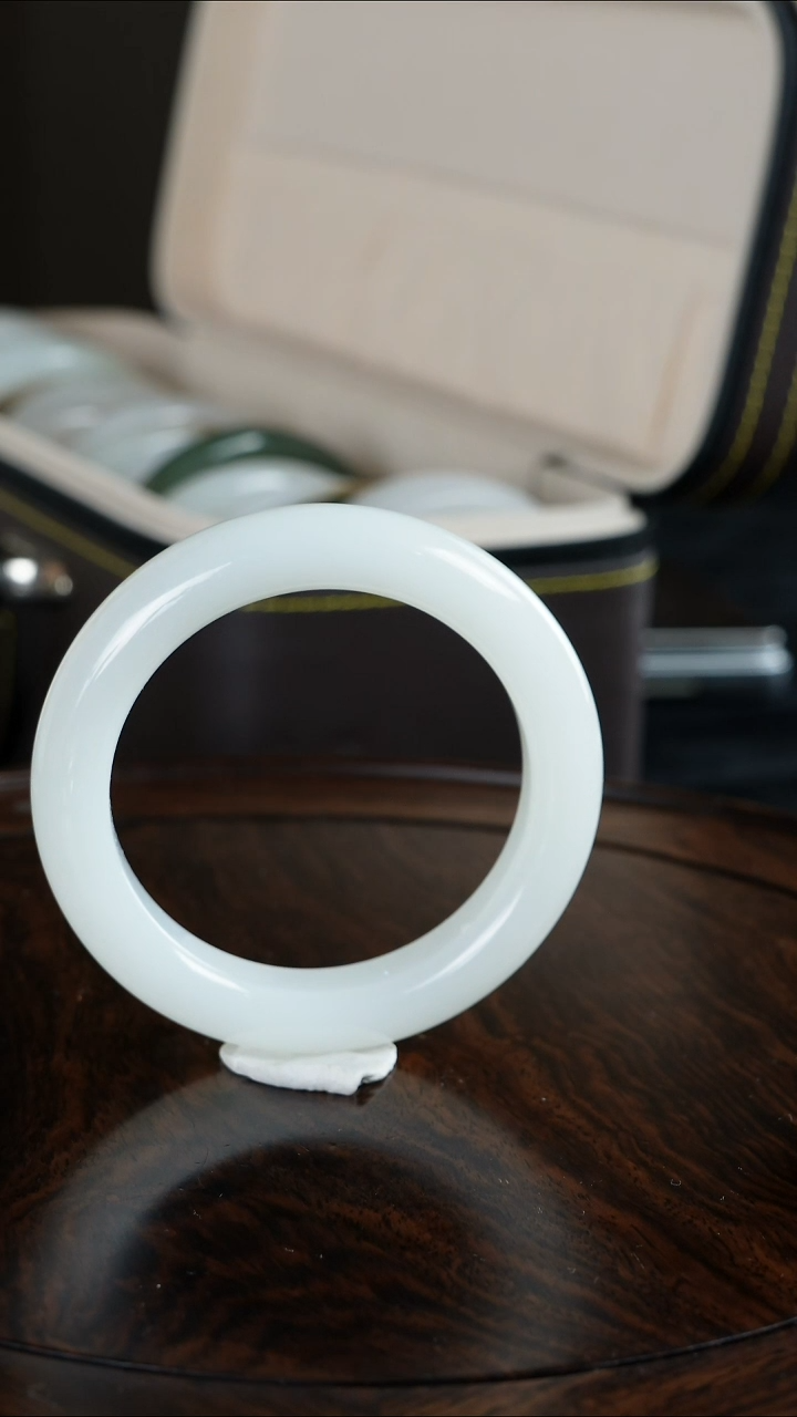 颈饰未镶嵌和田玉星**烂和田玉手镯