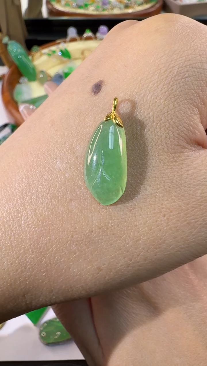 【闪购商品】翡翠颈饰18K金镶嵌缅甸A货翡翠吊坠