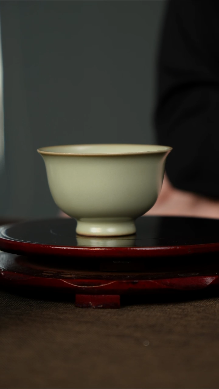 全品 粉青 压手杯 带底款