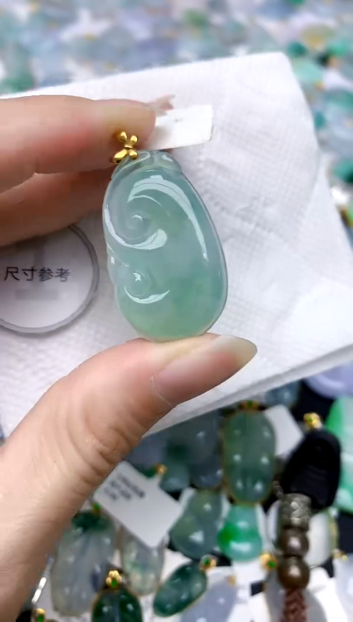 颈饰18K金镶嵌翡翠天然A货翡翠