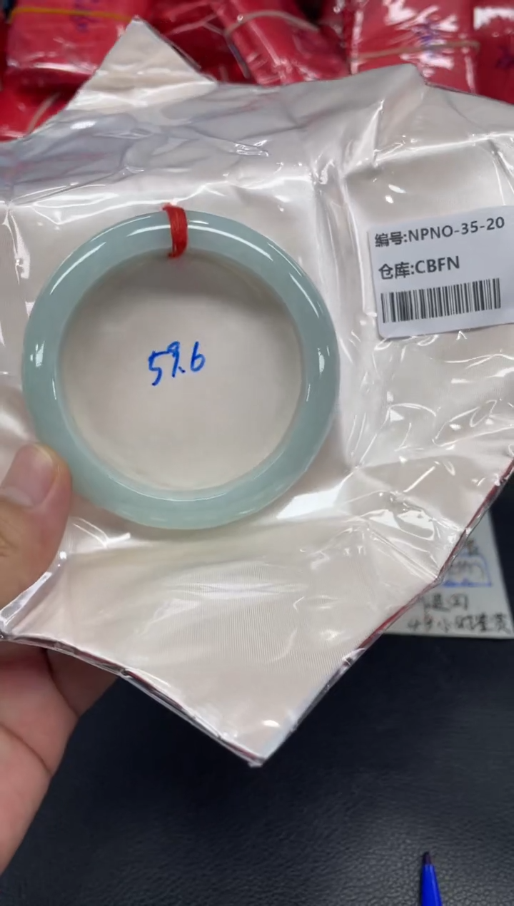 翡翠手镯未镶嵌翡翠手镯