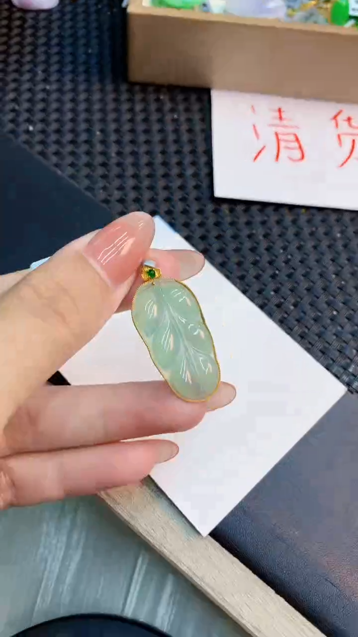 翡翠18K金镶嵌颈饰          1