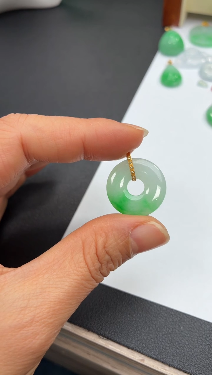 颈饰18K金镶嵌翡翠天然翡翠A货