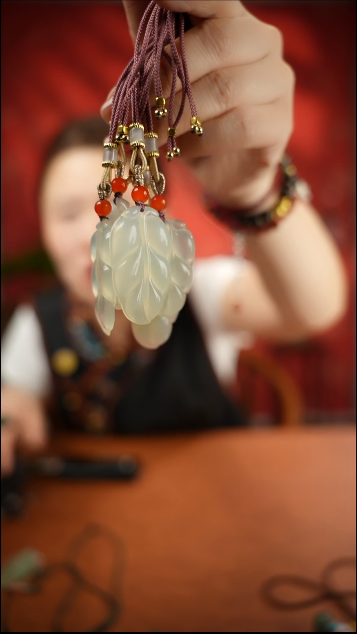 未镶嵌岫玉颈饰叶子