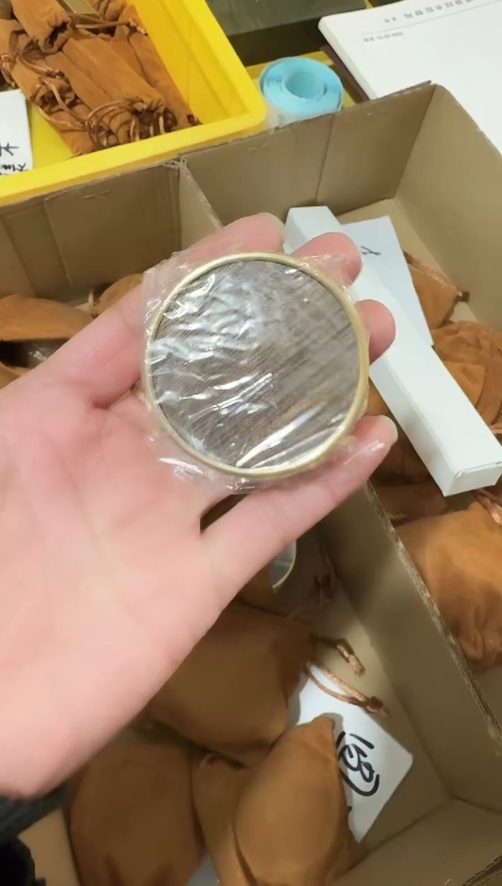 黄铜圆形镇纸内镶木1个