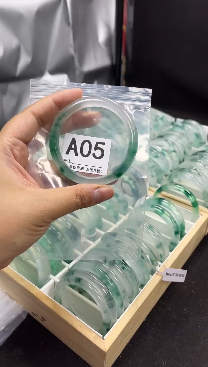 【闪购商品】石英岩玉手镯未镶嵌A05