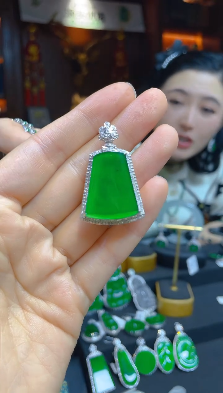 【闪购商品】翡翠颈饰18K金镶嵌117577天然A货翡翠无事牌吊坠