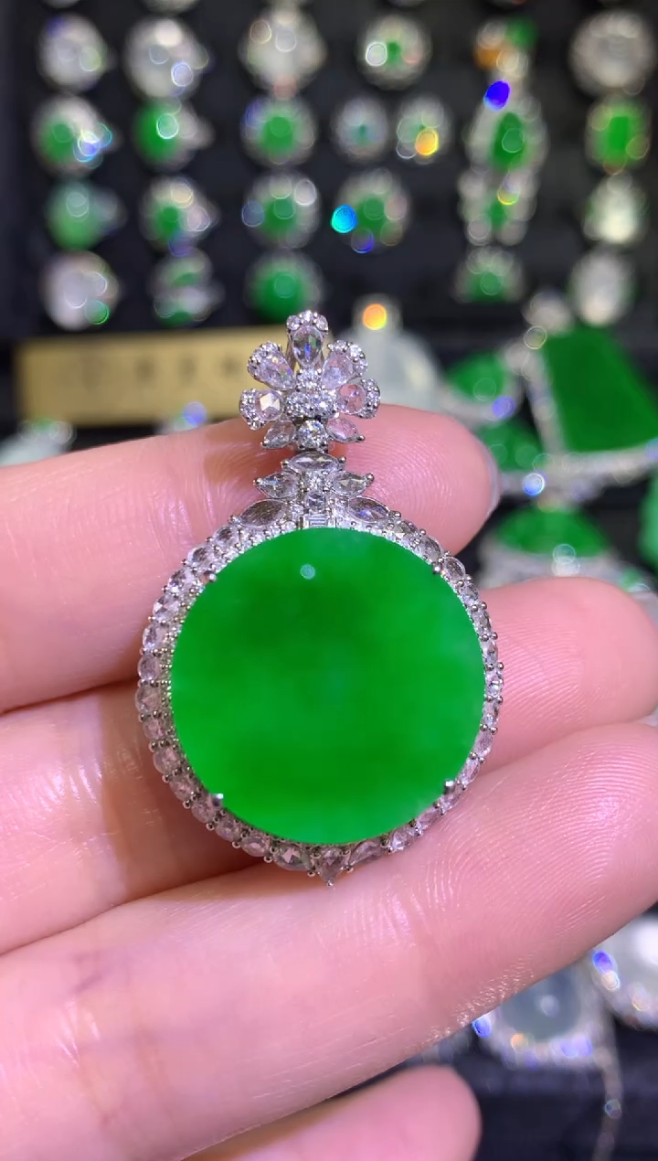 【闪购商品】翡翠颈饰18K金镶嵌高冰满绿阳绿正阳圆牌