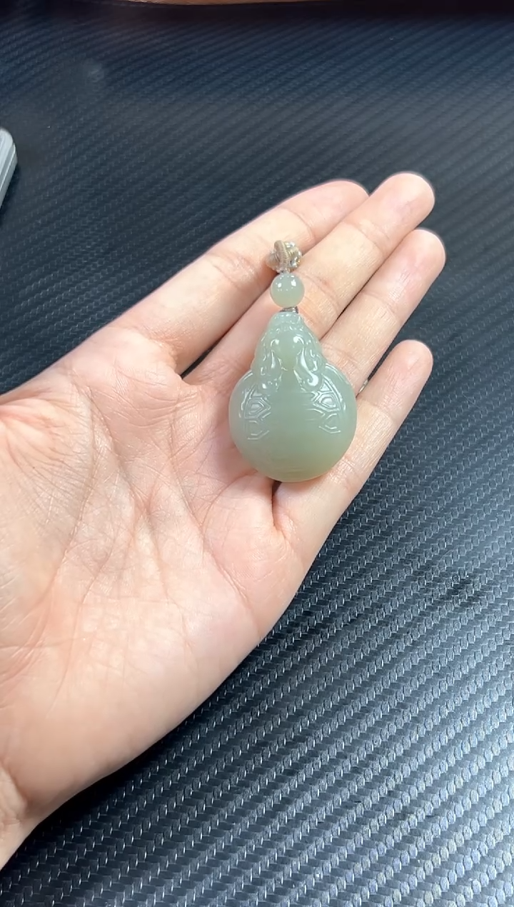 吊坠(赠链)未镶嵌和田玉且末微色差近矿