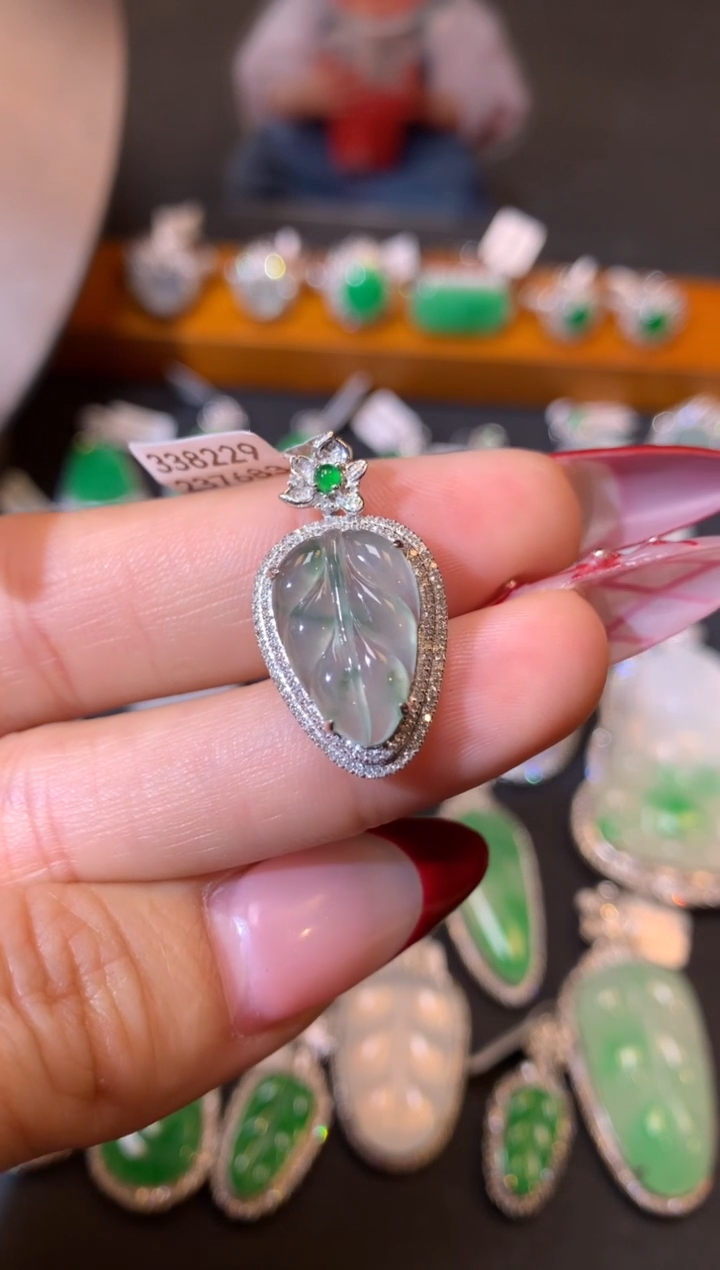 【闪购商品】翡翠吊坠(不含链)18K金镶嵌吊坠