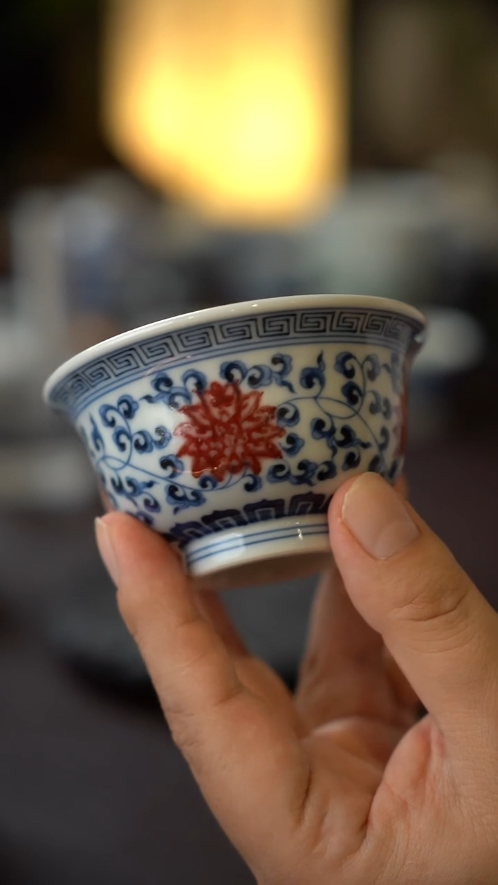 景德镇全手工手绘青花釉里红缠枝莲压手杯