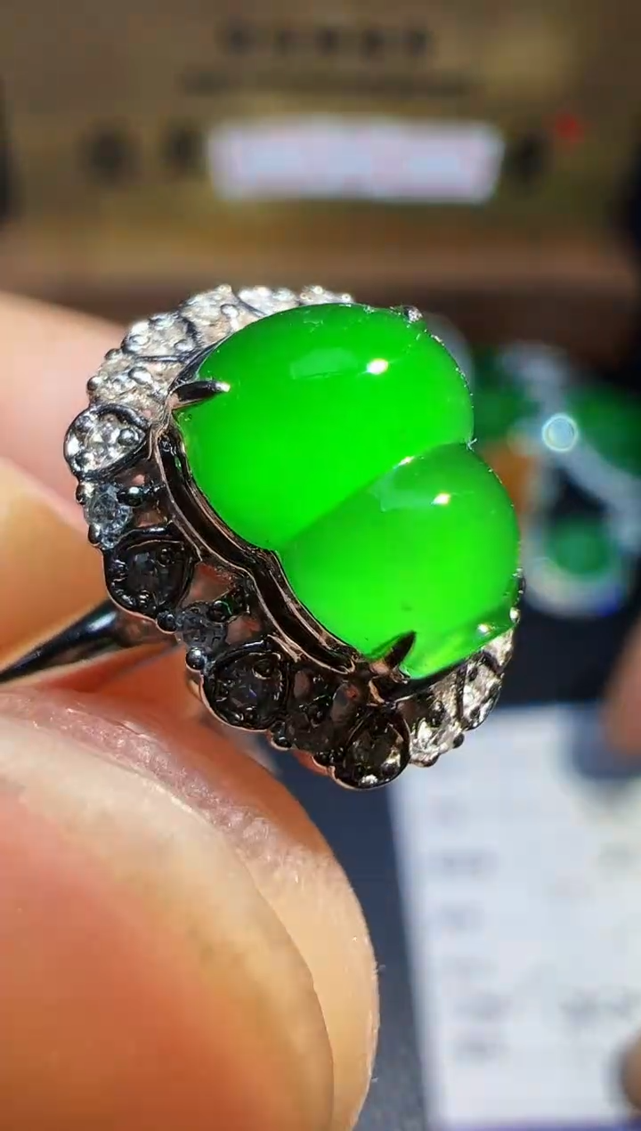 翡翠戒指18K金镶嵌翡翠