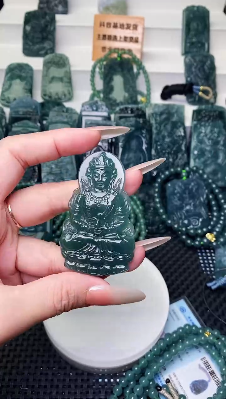 颈饰未镶嵌翡翠 