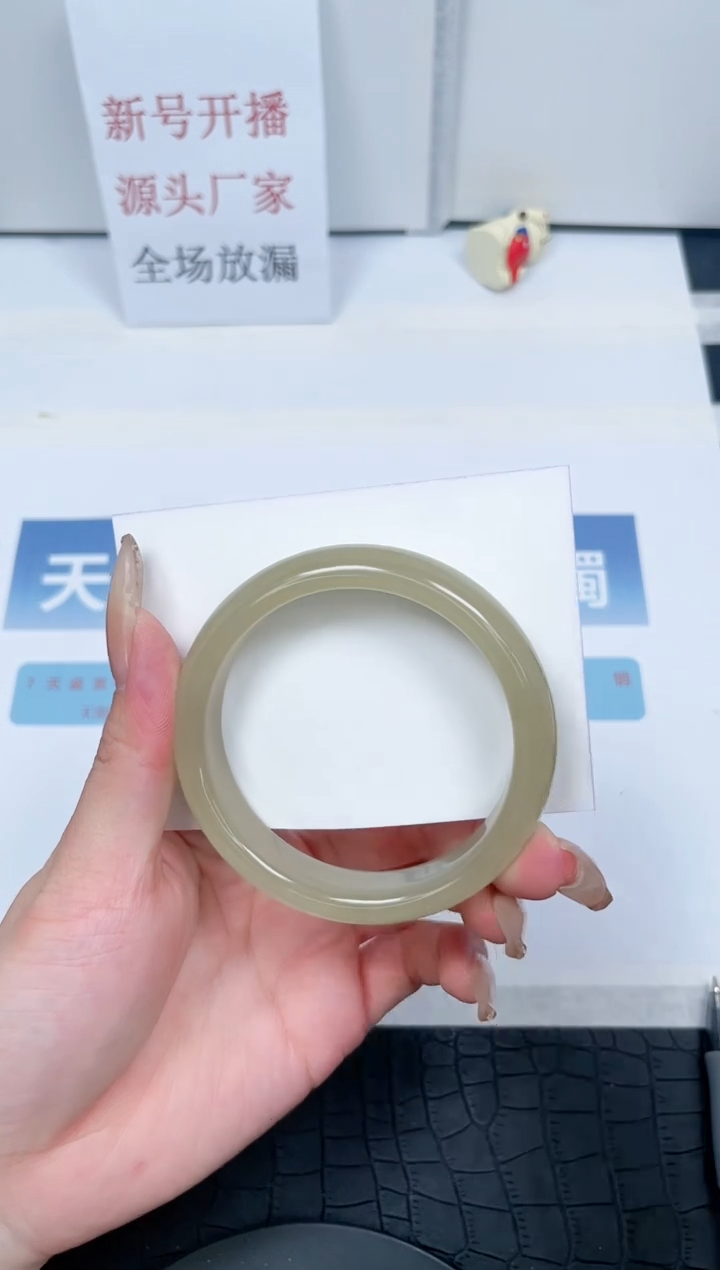 【闪购商品】石英质玉手镯未镶嵌153-57.3