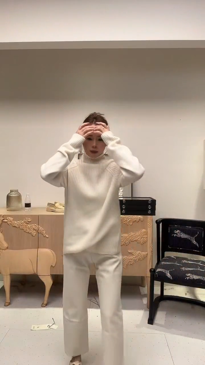 高领白色条纹毛衣糯叽叽