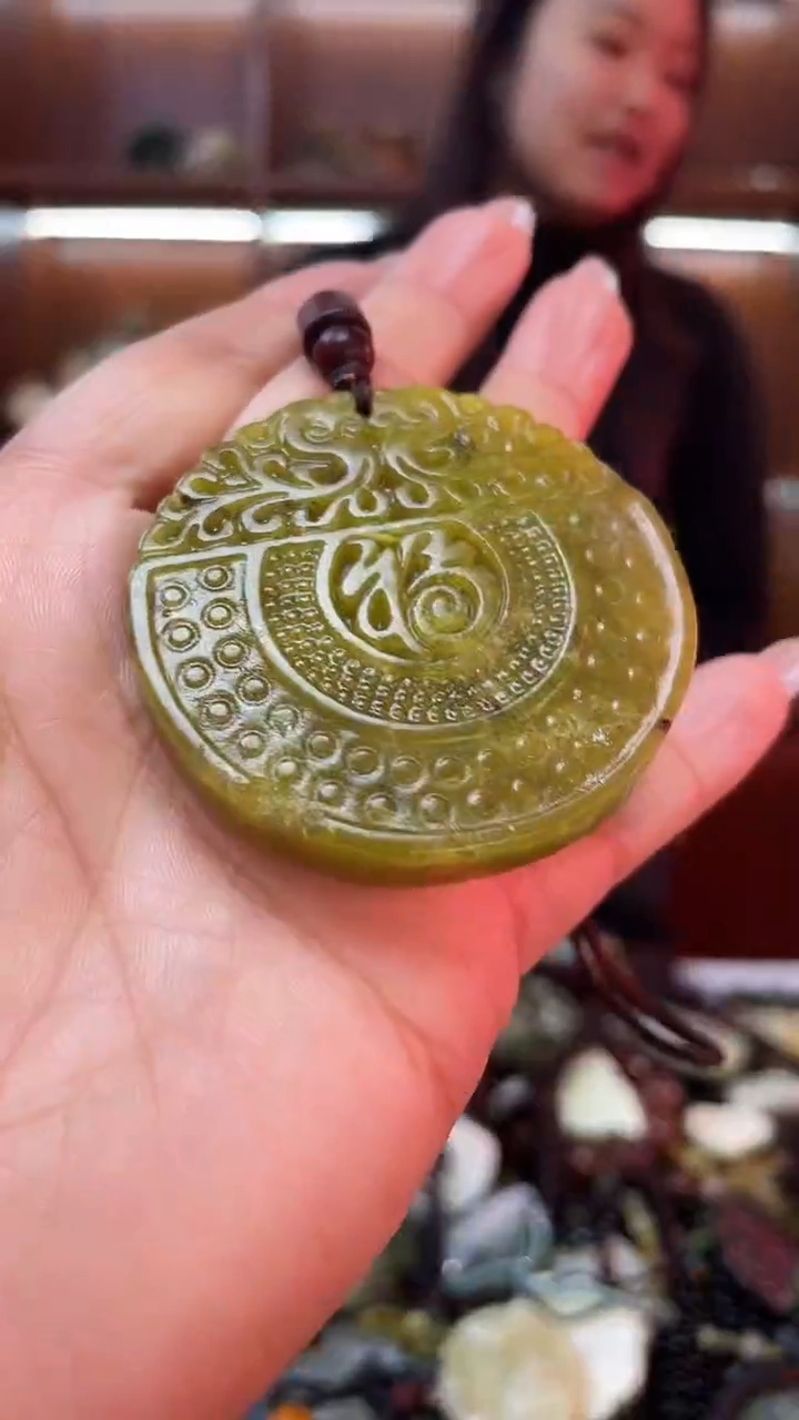 未镶嵌蛇纹石玉吊坠  