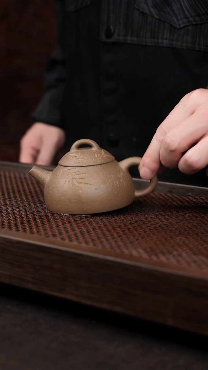 【闪购商品】紫砂茶壶芝麻绿刻绘半瓢