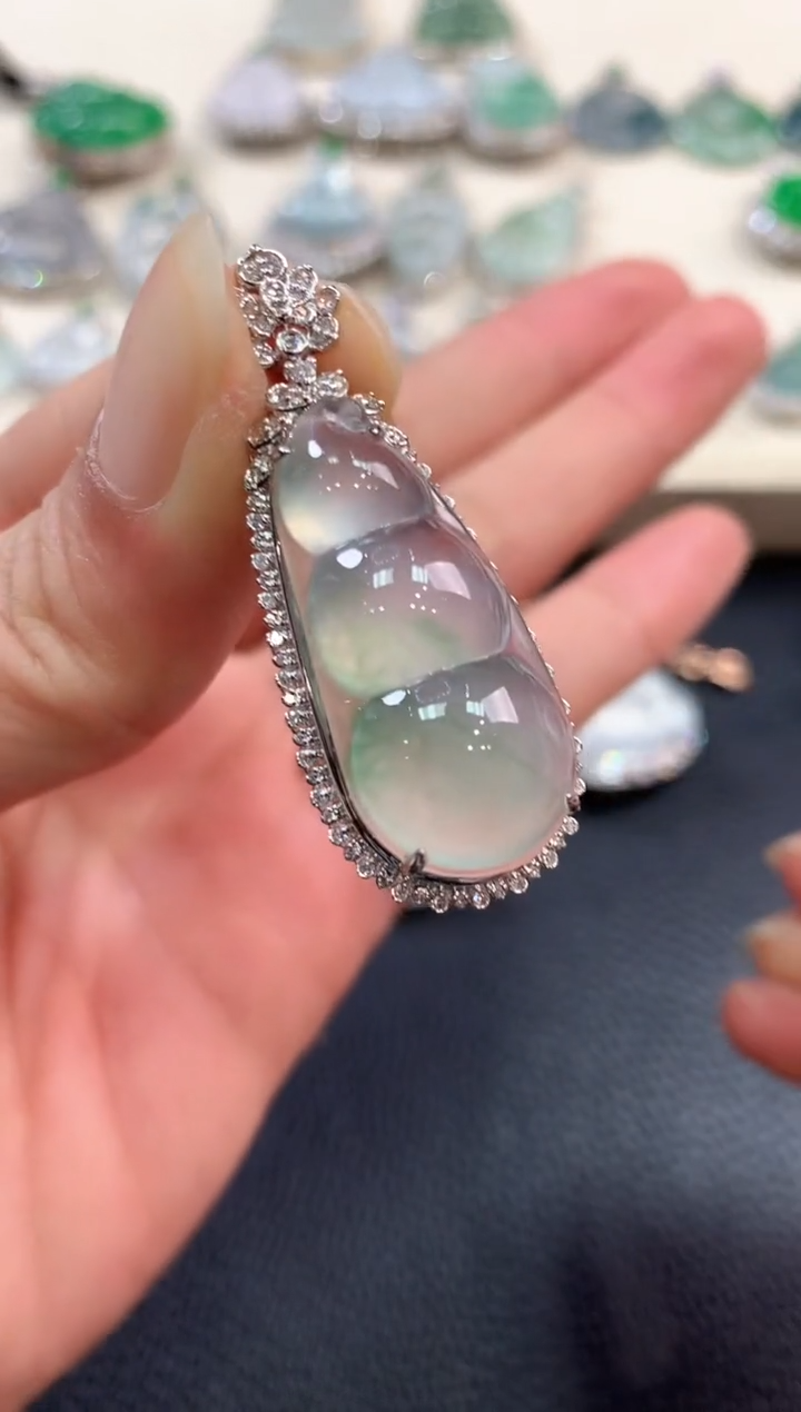 【闪购商品】翡翠吊坠(不含链)18K金镶嵌n82       