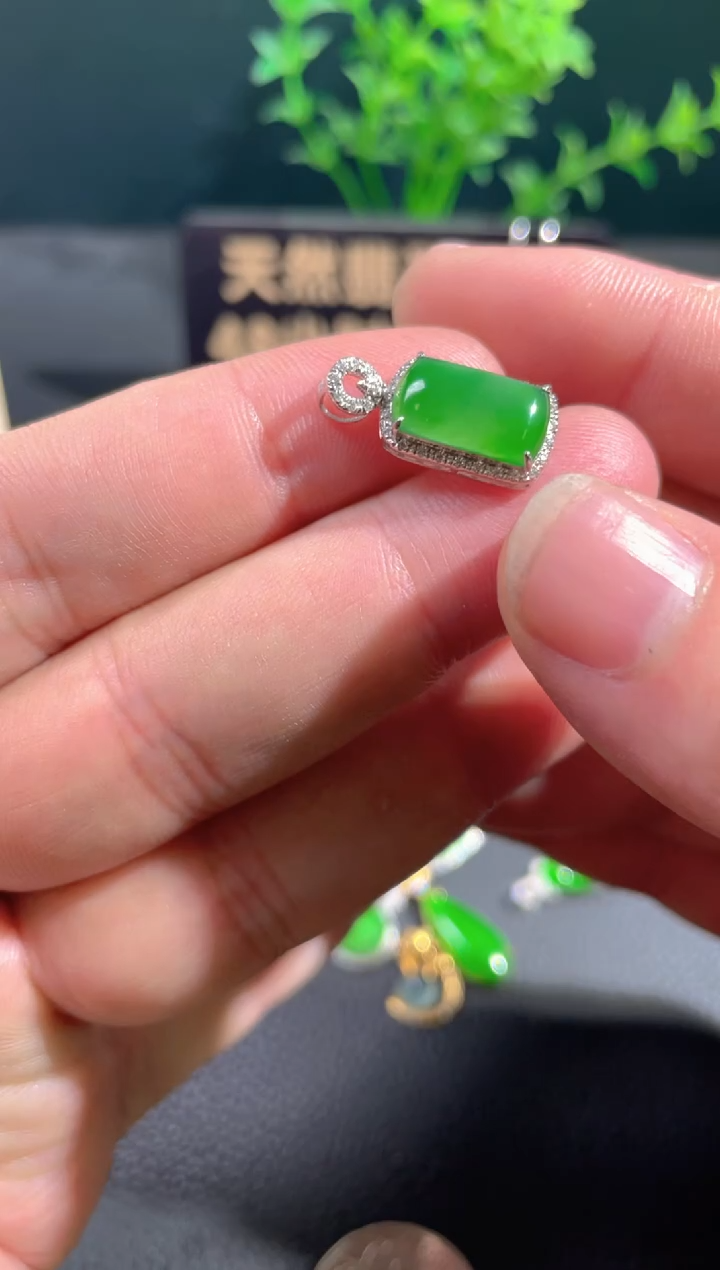 【闪购商品】翡翠颈饰18K金镶嵌翡翠