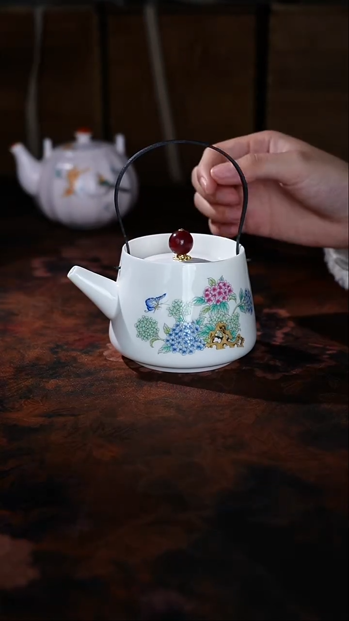 羊脂玉绣球花提梁壶
